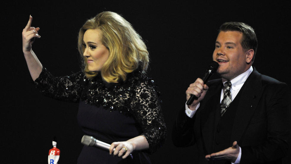 VISTE FINGEREN: Adele ble forbanna da James Corden avbr�t henne midt i takketalen under Brit Awards. Foto: Dylan Martinez / Reuters / Scanpix