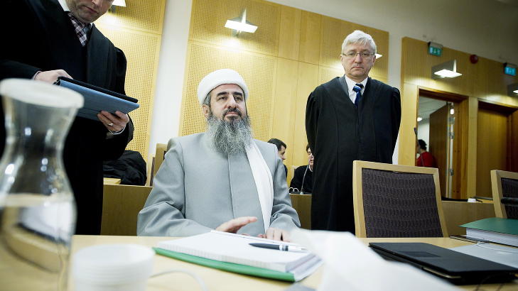 TILTALT: Najmuddin Faraj Ahmad, bedre kjent som mulla Krekar, i retten sammen med forsvarerne Brynjar Nielsen Meling ( t.v) og Arvid Sjødin onsdag. Foto: Bjørn Langsem / Dagbladet TILTALT: Najmuddin Faraj Ahmad, bedre kjent som mulla Krekar, i retten sammen med forsvarerne Brynjar Nielsen Meling ( t.v) og Arvid Sjødin onsdag. Foto: Bjørn Langsem / Dagbladet