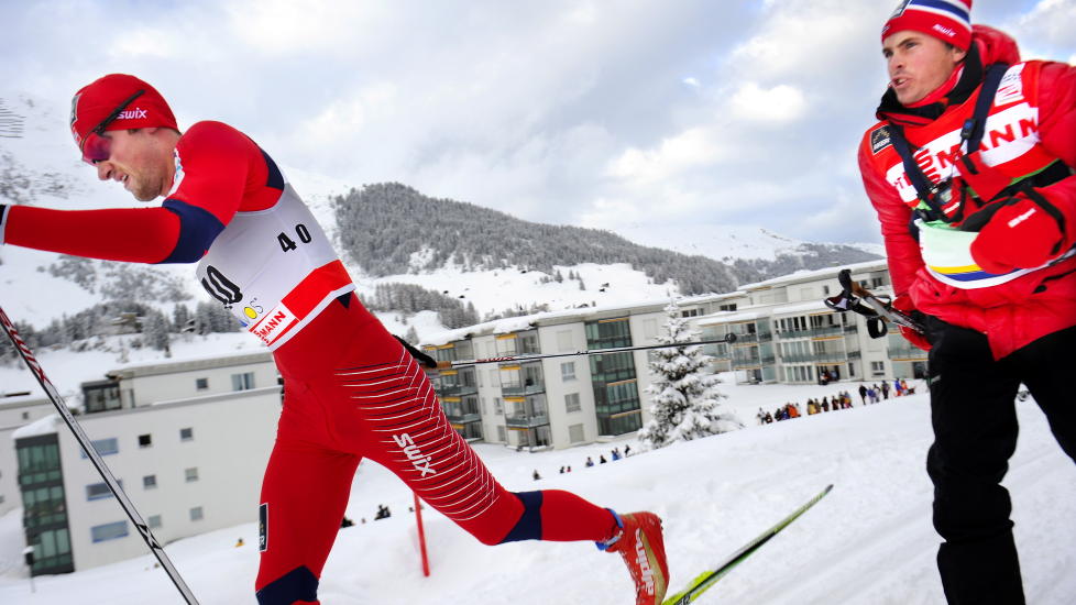 VANSKELIGE ARBEIDSFORHOLD: Skal Petter Northug lykkes i OL om to �r, m� skiene v�re bra. Her er han i aksjon i Davos, og sekunderes av landslagssjef Vidar L�fshus.
Foto: Erik Berglund