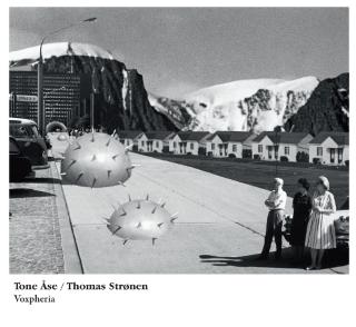 �SE/STR�NEN: Vokal/perkusjon/eleketronikk-duo med stor egenart.