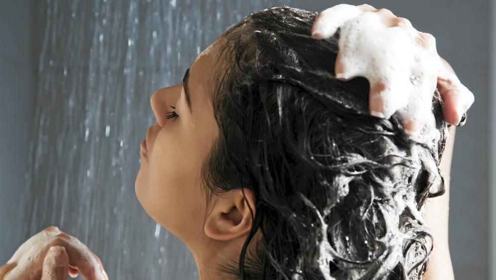 DUSJE: Det er mulig � dusje i stykker huden om du dusjer for mye, og med for varmt vann.  Foto: Colourbox.com