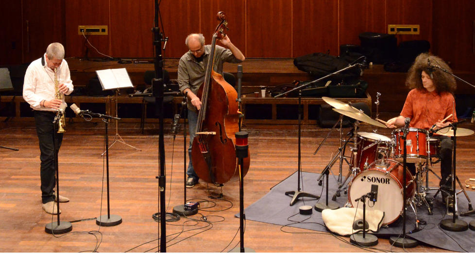 MELODI�S:  Den albumdebuterende Trio Libero best�r av Andy Sheppard (tv), Michel Benita og Sebastian Rochford. FOTO: D�NIEL VASS/ECM