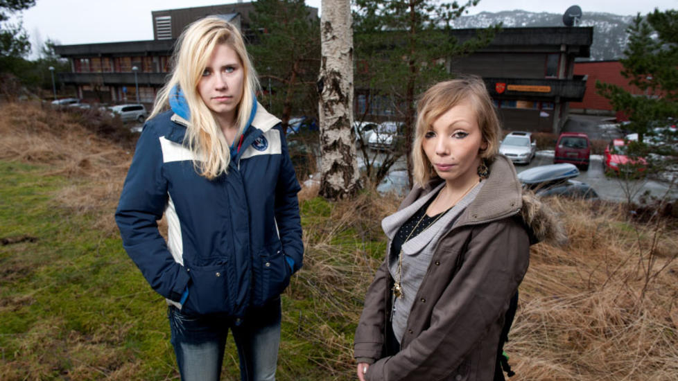 SJOKKERT: Else Johannessen (22) til venstre og Olaya Victoria Fellaqi (22) er sjokkerte over at en 18-�ring er p�grepet for drapet p� Hilda Feste (98). De h�per politiet har tatt rett mann. FOTO: Tor-Erik Mathisen/Dagbladet