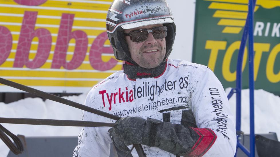 SIER FRA. Kai Johansen er popul�r for at han sier det som det er, enten han tror p� en hests vinnersjanse, eller om han har kj�rt d�rlig. Foto: HESTEGUIDEN.COM.