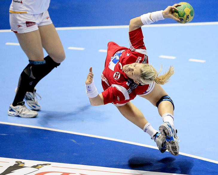 �STREKAKROBATIKK�: Dagbladets fotograf Bj�rn Langsem havnet p� 2. plass i kategorien Sport/Action med dette bildet av h�ndballspiller Heidi L�ke. Foto: Bj�rn Langsem/Dagbladet