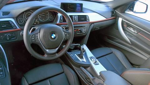 KOMPAKT: Bak rattet i nye BMW 3-serie f�r du en tett og intim cockpitf�lelse. Foto: Egil Nordlien HM Foto