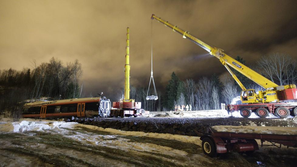LOKF�RER SIKTET: Flirt-toget til 70 millioner ble totalvraket i avsporingen og krasjen, bare to uker f�r det skulle settes i drift. Togsettet holdt nesten dobbelt s� h�y hastighet som det skulle p� den svingete sterkningen da ulykken skjedde. Foto: Peder Gjers�e / Scanpix