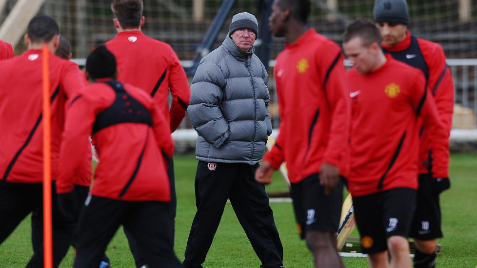 NOEN UT, NOEN INN: Manchester United-manager Alex Ferguson m� klare seg uten Wayne Rooney i morgen, men kan glede seg over � ha Tom Cleverley kampklar.Foto: SCANPIX/AFP/PAUL ELLIS