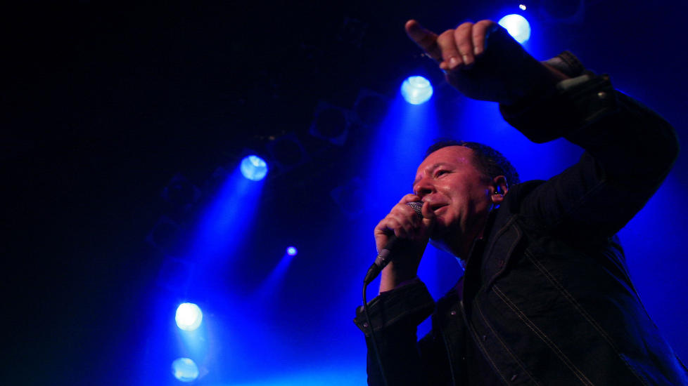 HADDE �VD: Jim Kerr og hans Simple Minds spilte fem l�ter fra hvert av sine fem f�rste album p� Sentrum Scene i g�r. Bildet er fra en konsert i Tyskland. Foto: Scanpix