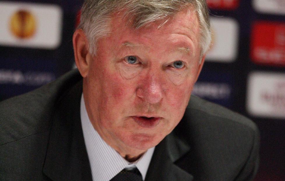 ROSER GIGGS: Sir Alex Ferguson ga ros til Ryan Giggs p� dagens pressekonferanse. Manageren mener spilleren kan holde p� i flere sesonger. Foto:  EPA/LINDSEY PARNABY