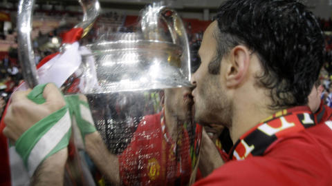 I 2008:  Ryan Giggs kysser Champions League-pokalen etter seieren mot Chelsea i 2008. Samtidig tok han over som den United-spilleren med flest kamper. Foto: AP Photo/Sergey Ponomarev