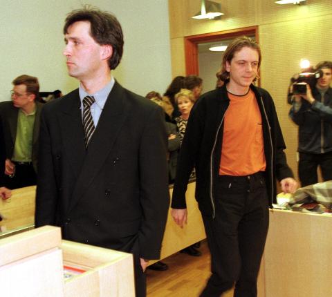 AUF-SAKEN: Nåværende statsminister, men den gang tidligere statsråd og tidligere leder av AUF, Jens Stoltenberg vitnet i i AUF-rettsaken i Oslo Tinghus på 90-tallet. Tiltalte Anders Hornslien, som passerer bak ryggen til Stoltenberg, ble dømt i saken. Frantzen hevder samme metoden for medlemsjuks er brukt igjen. Scan-Foto: Tor Richardsen. AUF-SAKEN: Nåværende statsminister, men den gang tidligere statsråd og tidligere leder av AUF, Jens Stoltenberg vitnet i i AUF-rettsaken i Oslo Tinghus på 90-tallet. Tiltalte Anders Hornslien, som passerer bak ryggen til Stoltenberg, ble dømt i saken. Frantzen hevder samme metoden for medlemsjuks er brukt igjen. Scan-Foto: Tor Richardsen.