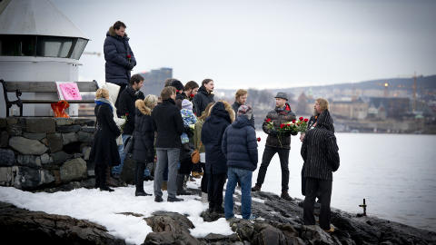 MINNEORD: Minnestund for de  omkomne etter Berserk Krans og blomster legges p� vannet ved Frammuseumet. Foto: John T. Pedersen / Dagbladet