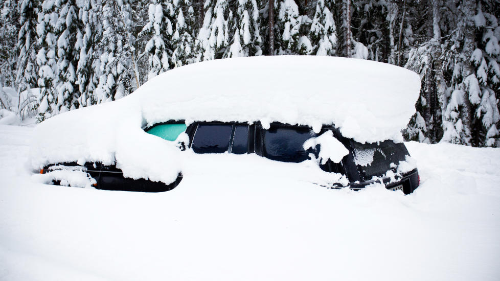 INNESPERRET: Den nedsn�dde svensken kunne v�rt oppdaget en m�ned tidligere da han satt innesn�dd i denne bilen. Foto: Erik �str�m/Expressen.