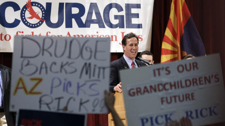 PROTESTERTE MOT TALEN: Tilh�rere holder opp en plakat om at The Drudge Report - som hentet fra den gamle talen - st�tter Mitt Romney. Foto: ERIC GAY/AP