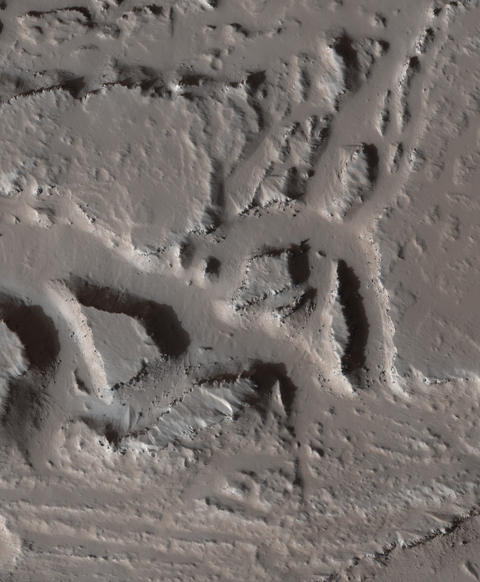 KANALER: Forskerne studerte steiner i omr�det Olympica Fossae, som er hjem til fire av de st�rste vulkanene i solsystemet. Foto: NASA/JPL/University of Arizona