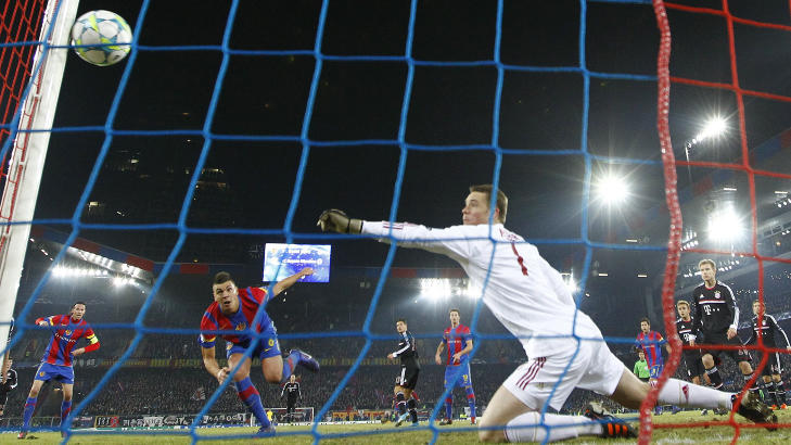 NESTEN M�L: S� n�re var Basel scoring i 1. omgang. Kun en god Manuel Neuer hindret scoring. Foto:   REUTERS/Kai Pfaffenbach