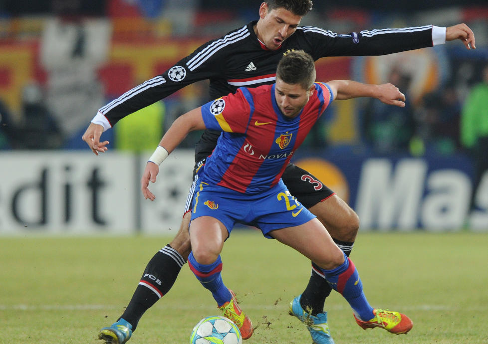 VANT P� HJEMMEBANE: Mario Gomez og Bayern Munchen klarte ikke � stoppe Basel og Markus Steinhoefer. Foto:  AFP PHOTO/CHRISTOF STACHE