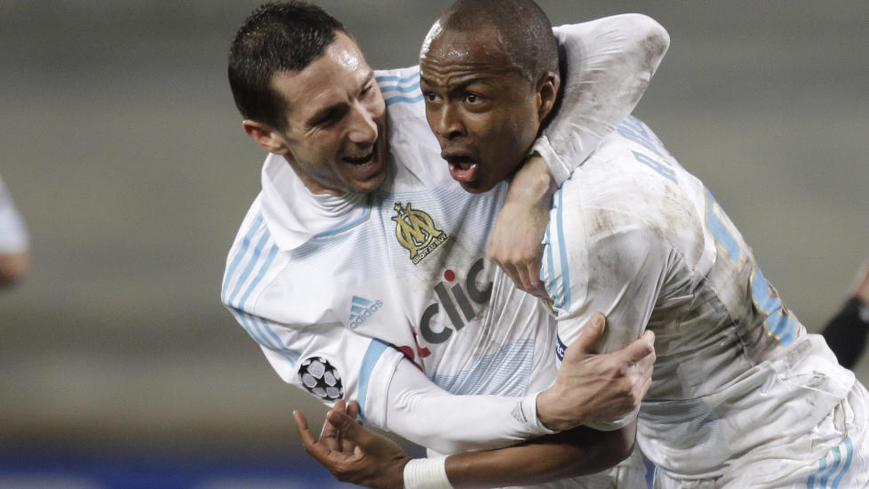 JUBEL: Marseilles Andre Ayew og Morgan Amalfitano. Foto: AP Photo/Lionel Cironneau)