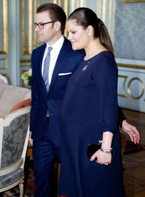 GRAVID: Dette bildet av de vordende foreldrene ble tatt p� det svenske slottet tirsdag denne uka. Foto: Pontus Lundahl/Scanpix/AFP