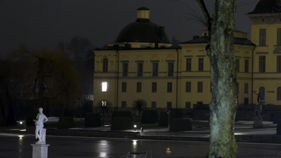 ETT LYS: Det er lys i ett vindu p� Slottet i natt. Foto: ROGER WICKSTR�M/EXPRESSEN