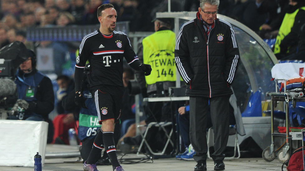 BYTTET UT: Franck Ribery (t.v) �nsket ikke � takke Bayern-trener Jupp Heynckes for kampen da franskmannen ble tatt av midtveis i 2. omgang. Foto: AFP/CHRISTOF STACHE