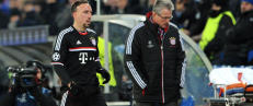Her går Ribéry rett forbi Bayern-sjefen