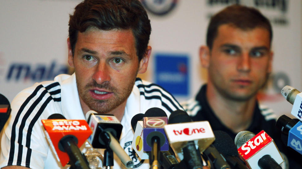 SJEFEN P� SPILL: Andre Villas-Boas (t.v) har det veldig t�ft, det erkjenner anvendelige Branislav Ivanovic. Foto: REUTERS/Bazuki Muhammad
