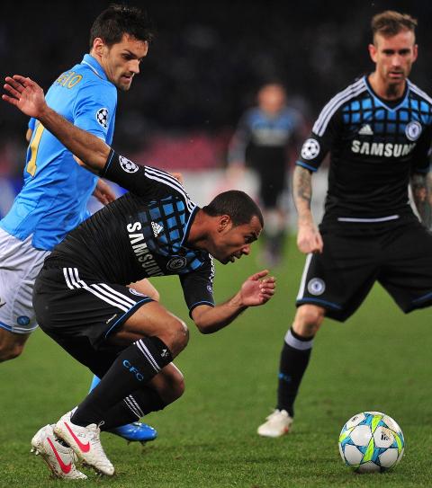 SELGES? Ashley Cole (midten) var vraket mot Napoli, men kom inn tidlig fra benken. If�lge Storbritannias st�rste avis er venstrebacken i un�de hos Chelseas milliard�reier. Foto: AFP/ALBERTO PIZZOLI