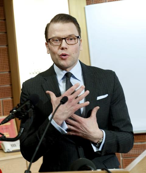 LANG NATT: Prins Daniel forteller at den lille prinsessen kom til verden klokken 04.26. Foto: Scanpix