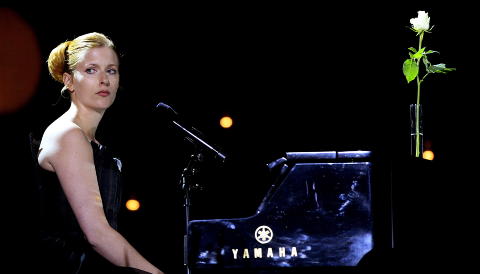 MITT LILLE LAND: Susanne Sundfør var blant artistene som opptrådte under 22. juli-konserten i Oslo Spektrum i august i fjor. Foto: Scanpix MITT LILLE LAND: Susanne Sundfør var blant artistene som opptrådte under 22. juli-konserten i Oslo Spektrum i august i fjor. Foto: Scanpix