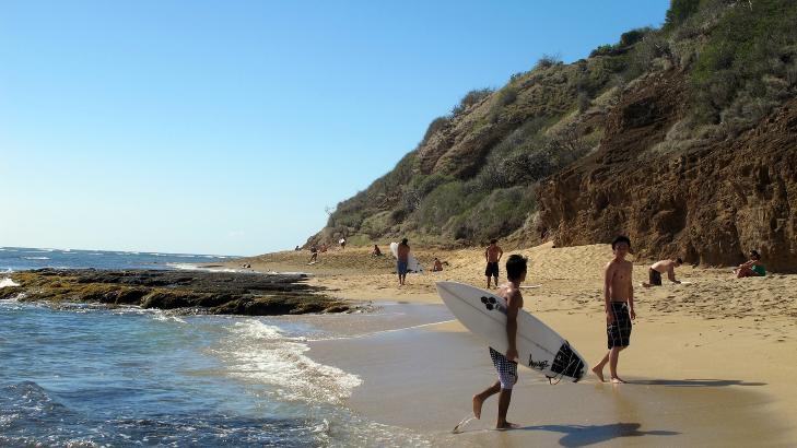 LANGT FRA HALF-PIPEN: Snowboard ble funnet opp av surfere som tok med brettet til fjells. P� Hawaiis fantastiske strender er det likevel helt fjernt � tenke p� sn�. Foto: CHARLOTTE SVERDRUP