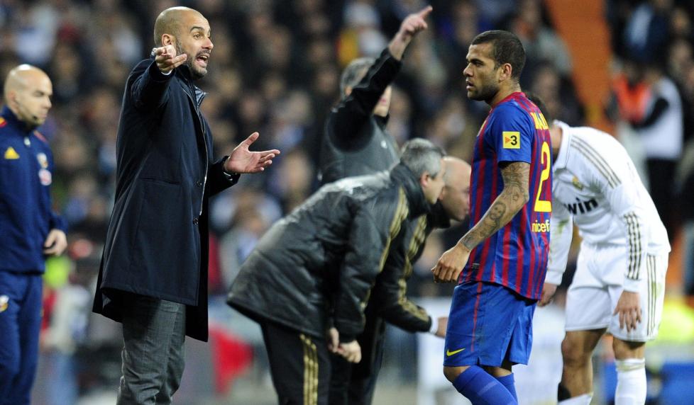 BLIR HAN? Josep Guardiola (t.v) har skapt tvil om sin egen framtid i Barcelona, det liker Dani Alves d�rlig. Foto: AFP/JAVIER SORIANO