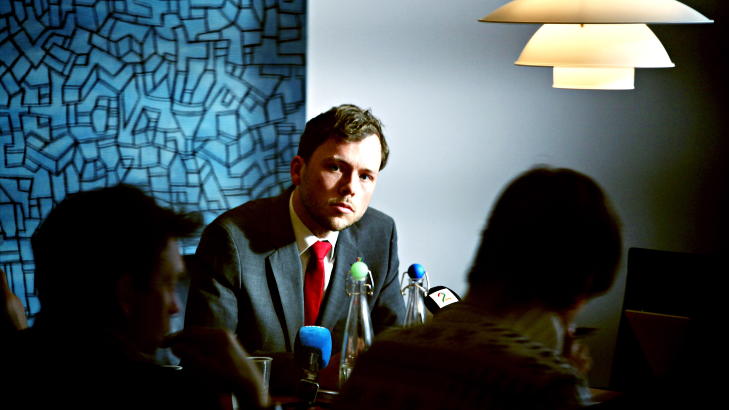LA FRAM ALT: Statsr�d Audun Lysbakken holdt ig�r pressekonferanse der han la fram alle dokumenter i saken om selvforsvarspengene. Foto: Jacques Hvistendahl