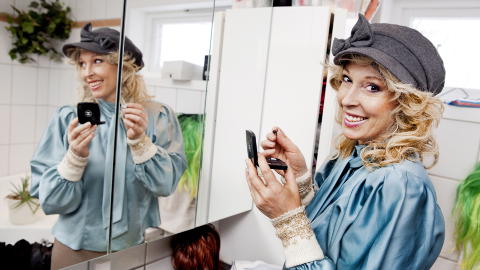TO KAMPER: Lise Askvik kjemper mot kreften og for at norske, brystkreftopererte kvinner skal slippe å vente i tre til ti år på å få rekonstruert bryst. Foto: Elisabeth Sperre Alnes/Dagbladet TO KAMPER: Lise Askvik kjemper mot kreften og for at norske, brystkreftopererte kvinner skal slippe å vente i tre til ti år på å få rekonstruert bryst. Foto: Elisabeth Sperre Alnes/Dagbladet