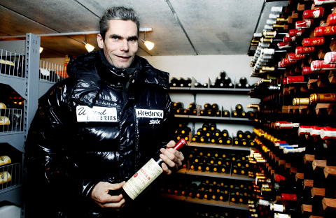 DEN F�RSTE FLASKA: Han trodde den kostet 150 franc men kontoutskriften viste 1500. En vinentusiast ble til. Ch�teau Petrus 1983 er n� verdt det femdobbelte. Foto: KRISTIN SVORTE