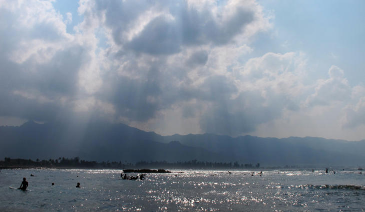 HALEIWA BEACH: Surfere i fantastisk sollys. Foto: CHARLOTTE SVERDRUP