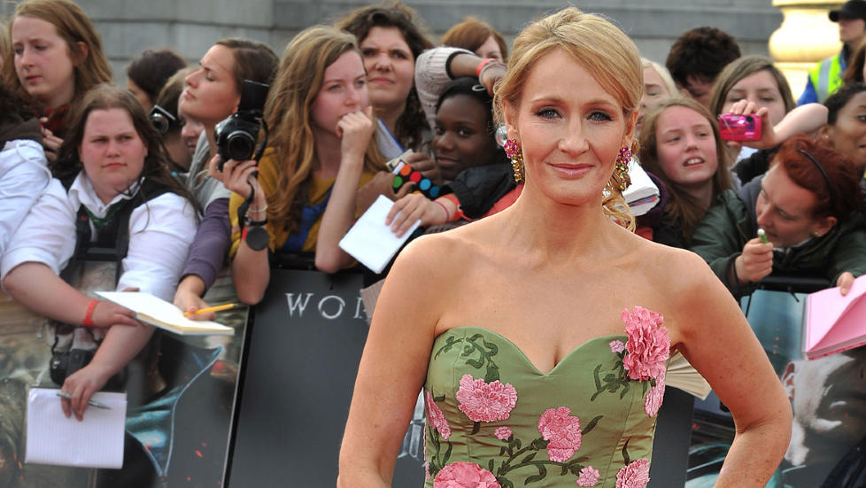 NY BOK: Forfatter J.K. Rowling er i gang med en ny bok. Her er hun fotografert p� verdenspremieren til den siste Harry Potter-filmen i London 7. juli i fjor. AFP PHOTO / BEN STANSALL