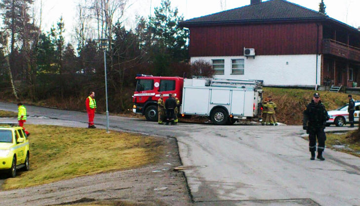 UTRYKNING: Alle n�detatene rykket ut til Rolvs�y velferdssenter etter at alarmen gikk om den mistenkelige kofferten. Foto: ANDERS PEDERSEN OG SILJE DAHL
