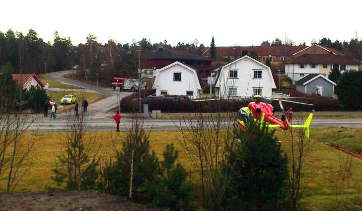 OMFATTENDE EVAKUERING: Ogs� beboere i n�rliggende gater er evakuert. En luftambulanse st�r i beredskap p� stedet. Foto: ANDERS PEDERSEN OG SILJE DAHL