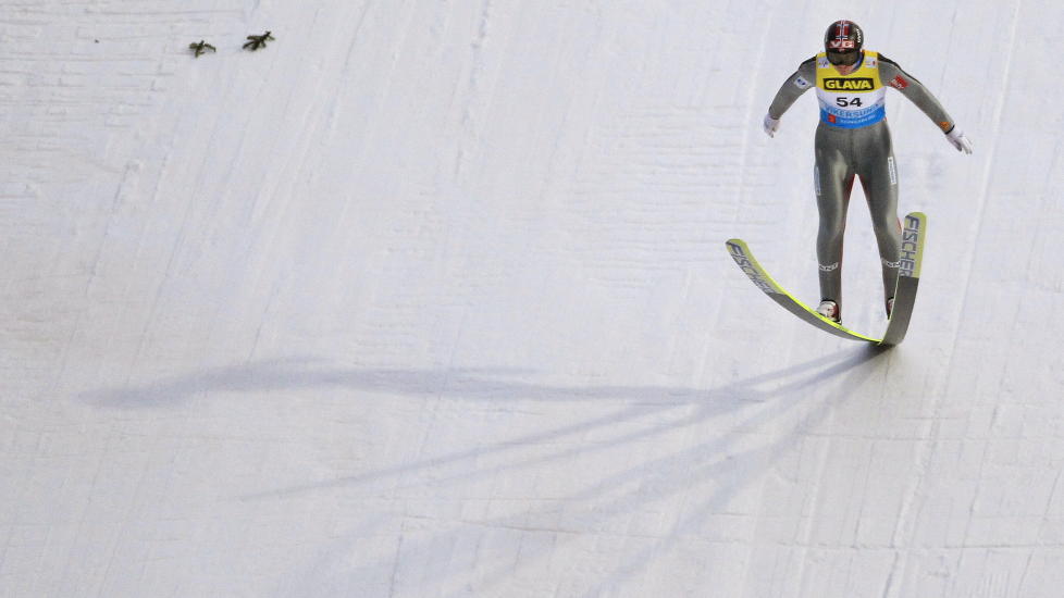 IKKE LANGT NOK: Anders Bardal fikk litt � gruble p� etter tre middels hopp - men sjefen sier v-cuplederen vil tenke annerledes om det siste p� bare 166 meter, n�r han f�r se det igjen.Foto: Lise �serud / Scanpix