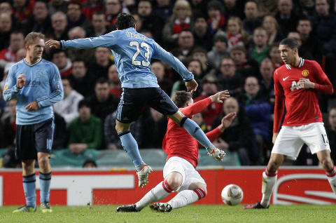 FRISKT PUST: Aras �zbiliz gjorde livet surt for Manchester United. Her utligner han til 1-1 via Phil Jones f�r han seinere la opp til Toby Alderweirelds seiersm�l.Foto: SCANPIX/AP Photo/Jon Super