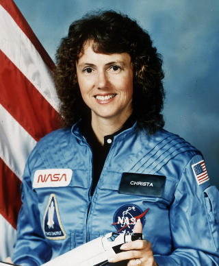 SKULLE BLI HISTORISK: L�reren Christa McAuliffe (37) skulle bli det f�rste �vanlige� menneske i rommet. Isteden d�de hun og de seks andre besetningsmedlemmene enten i eksplosjonen eller da besetningskabinen traff havoverflata i h�y hastighet. Foto: AP/NASA/SCANPIX