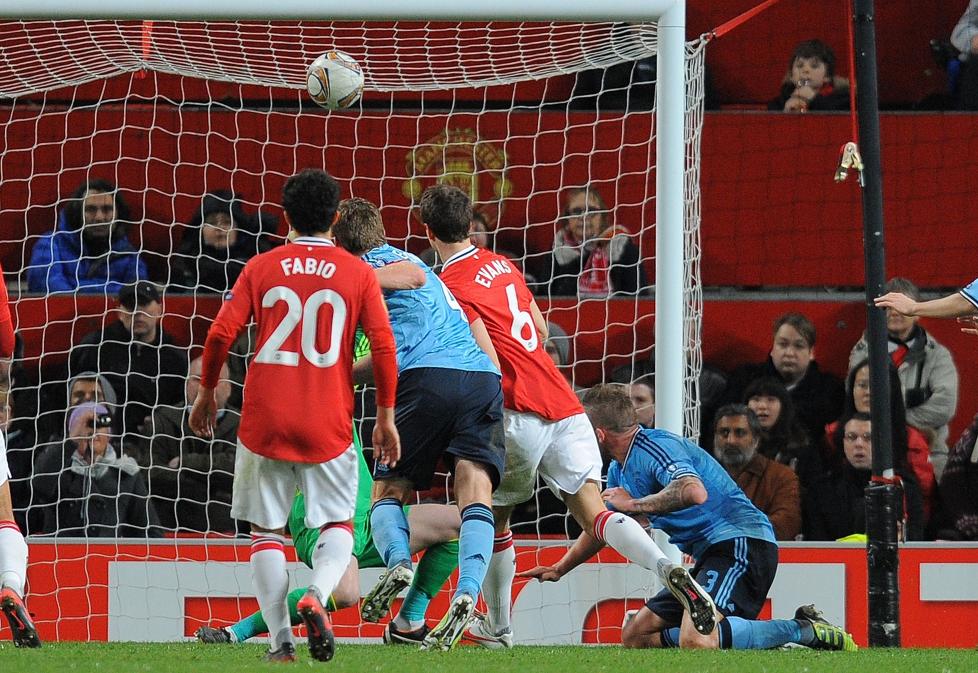 GJORDE LIVET SURT FOR UNITED: Toby Alderweireld (t.h.) s�rget for at Ajax vant p� Old Trafford, men ikke med store nok sifre til at Ajax gikk videre p� Manchester Uniteds bekostning.Foto: SCANPIX/AFP PHOTO/ANDREW YATES