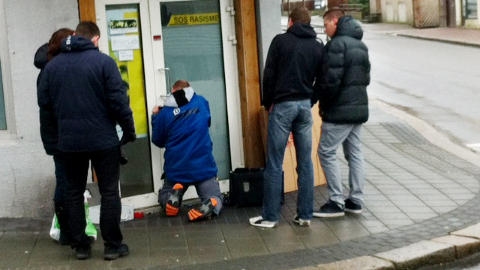 TOK SEG INN: Politiet trengte en liten stund p� � ta seg gjennom l�sen - men lyktes til slutt. Foto: Jacques Hvistendahl / Dagbladet