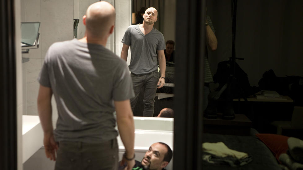 SNAKKER UT I NY BOK: Skuespiller Aksel Hennie forst�r godt problemene til folk som har sittet inne og som s� skal ut i samfunnet. Her blir han fotografert til boka �Rom 13� av Marcel Leli�nhof. Foto: Anders Gr�nneberg
