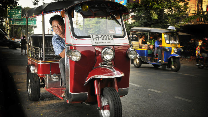 FAST PRIS: Det er deilig å ha sin faste tuk-tuk-mann i Bangkok. Vi var heldige og traff Kim som tok oss med rundt i denne fantastiske byen. Foto: HANS ARNE VEDLOG FAST PRIS: Det er deilig å ha sin faste tuk-tuk-mann i Bangkok. Vi var heldige og traff Kim som tok oss med rundt i denne fantastiske byen. Foto: HANS ARNE VEDLOG
