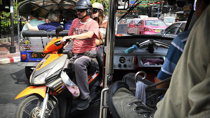 OBS, NESTEN: Det er helt andre trafikkregler i Bangkok enn det vi nordmenn er vant til. Ingen av oss i baksetet hadde våget oss ut i dette abstrakte trafikkbildet. Foto: HANS ARNE VEDLOG OBS, NESTEN: Det er helt andre trafikkregler i Bangkok enn det vi nordmenn er vant til. Ingen av oss i baksetet hadde våget oss ut i dette abstrakte trafikkbildet. Foto: HANS ARNE VEDLOG