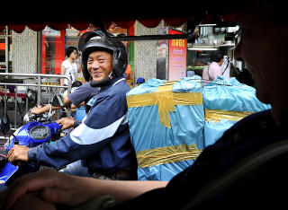 NÆRBYKONTAKT: Sittende tilbakelent i en tuk-tuk, og se at nesten aller kjører på deg, gjør at du får nærkontakt med byens folk og fe. Nydelig. Foto: HANS ARNE VEDLOG NÆRBYKONTAKT: Sittende tilbakelent i en tuk-tuk, og se at nesten aller kjører på deg, gjør at du får nærkontakt med byens folk og fe. Nydelig. Foto: HANS ARNE VEDLOG