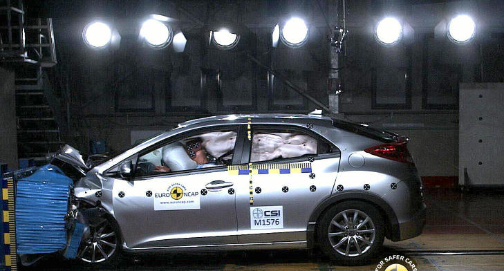GJ�R DET BRA: 2012-modellen av Honda Civic gj�r det godt i EuroNCAPs test samtidig med Jeep-en. Den scorer jevnt over godt, og er p� linje med de beste i kompaktklassen. Foto: EuroNCAP